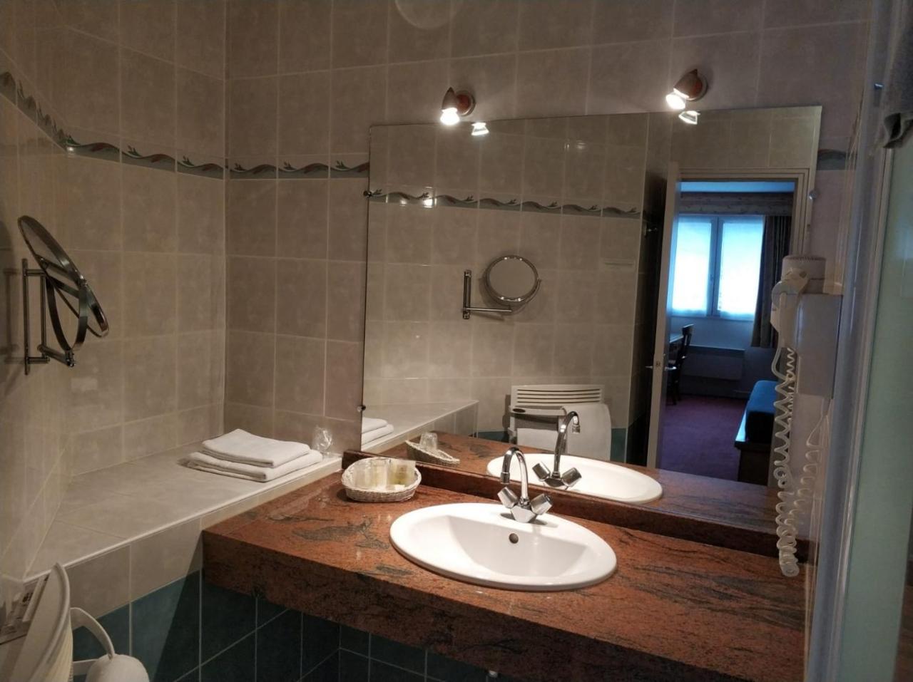 Logis Hotel Calisola Besancon - Soiree Etape Chalezeule Exteriér fotografie